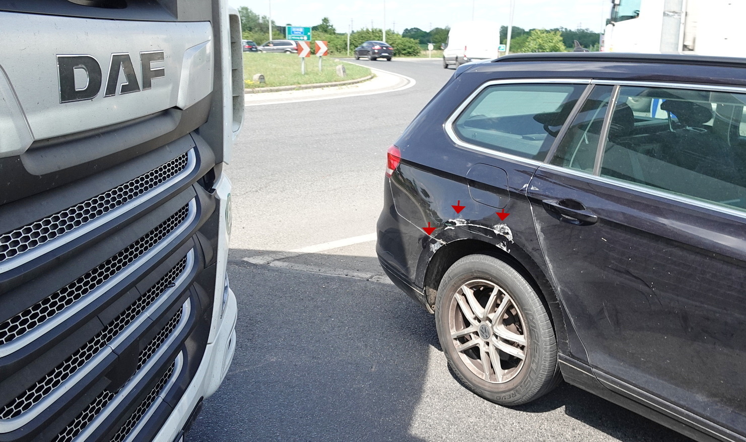 Belső sávból hajtott volna ki egy DAF kamion előtt egy VW a hírhedt szombathelyi körforgalomból