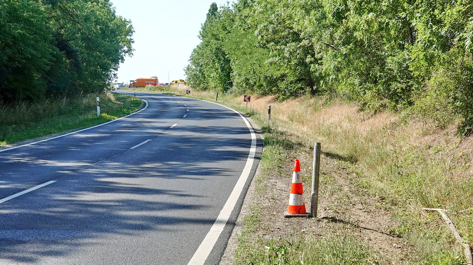 Elaludt a sofőr, oszlopnak hajtott egy Mercedes a 84-es főúton, Sajtoskál közelében