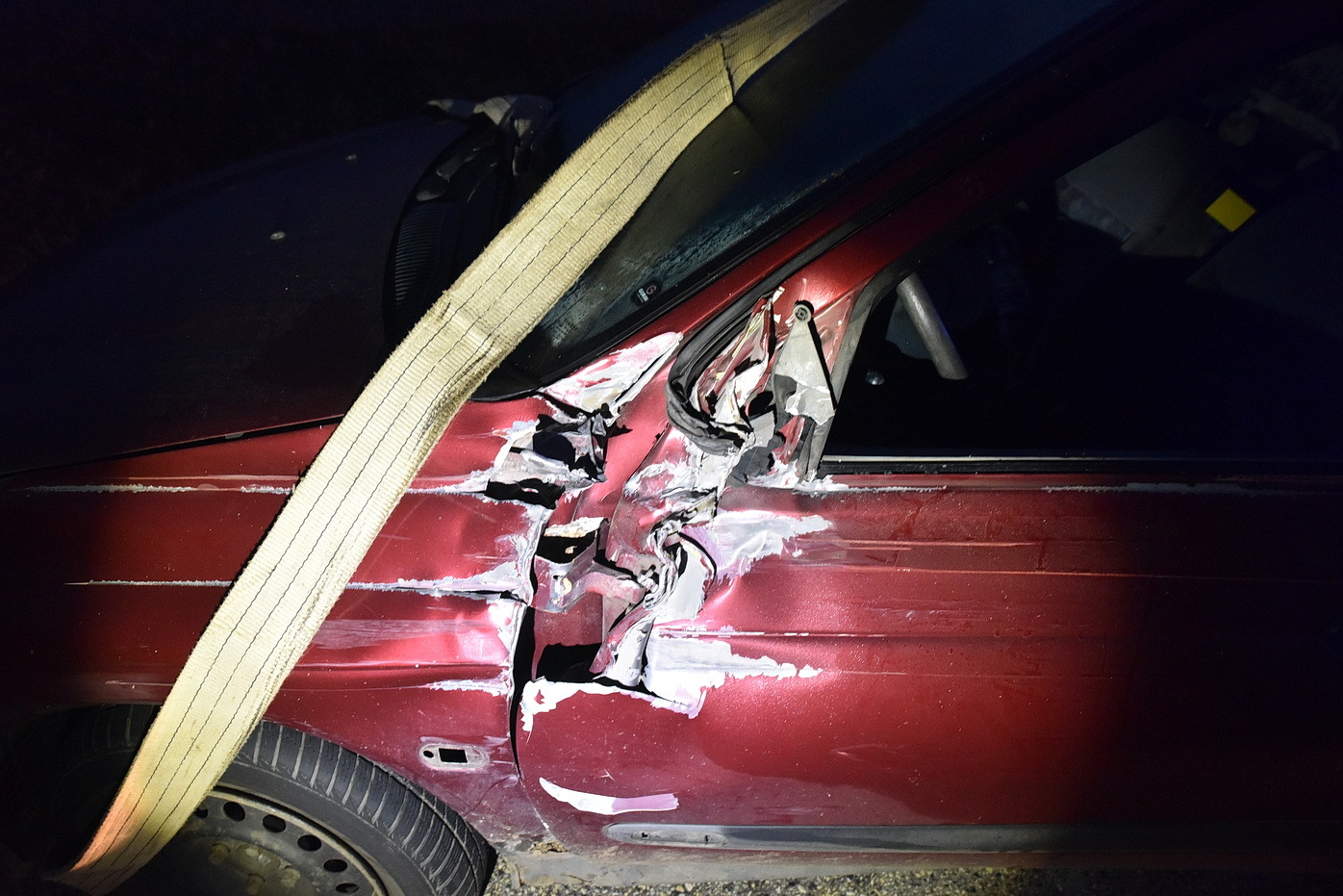 Az ismeretlen jármű nem csak megkarcolta a Renault oldalát