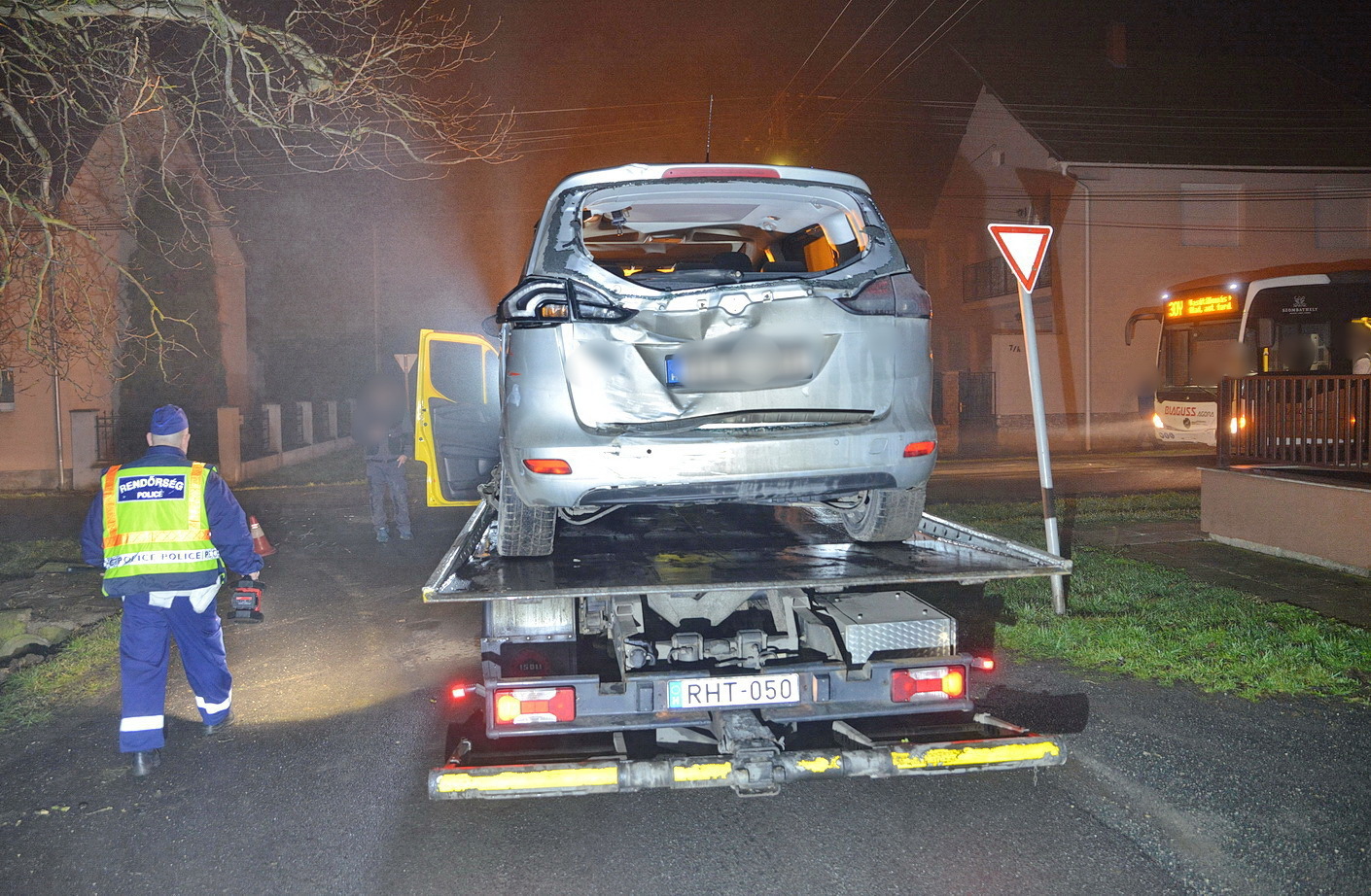 Mercedes autóbusz elé hajtott egy Opel Szombathelyen