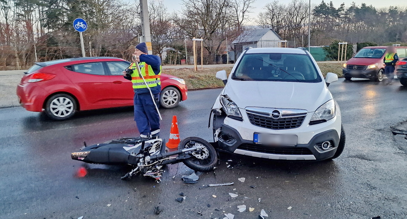 Motor elé kanyarodott egy Opel Szombathely határában