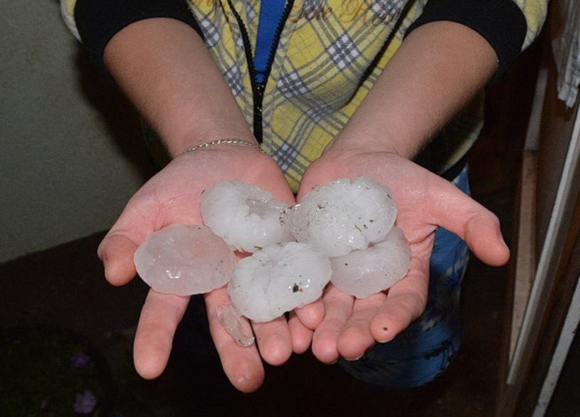 Jégdarabok Ikerváron, 2013-ban egy pusztító vihar után