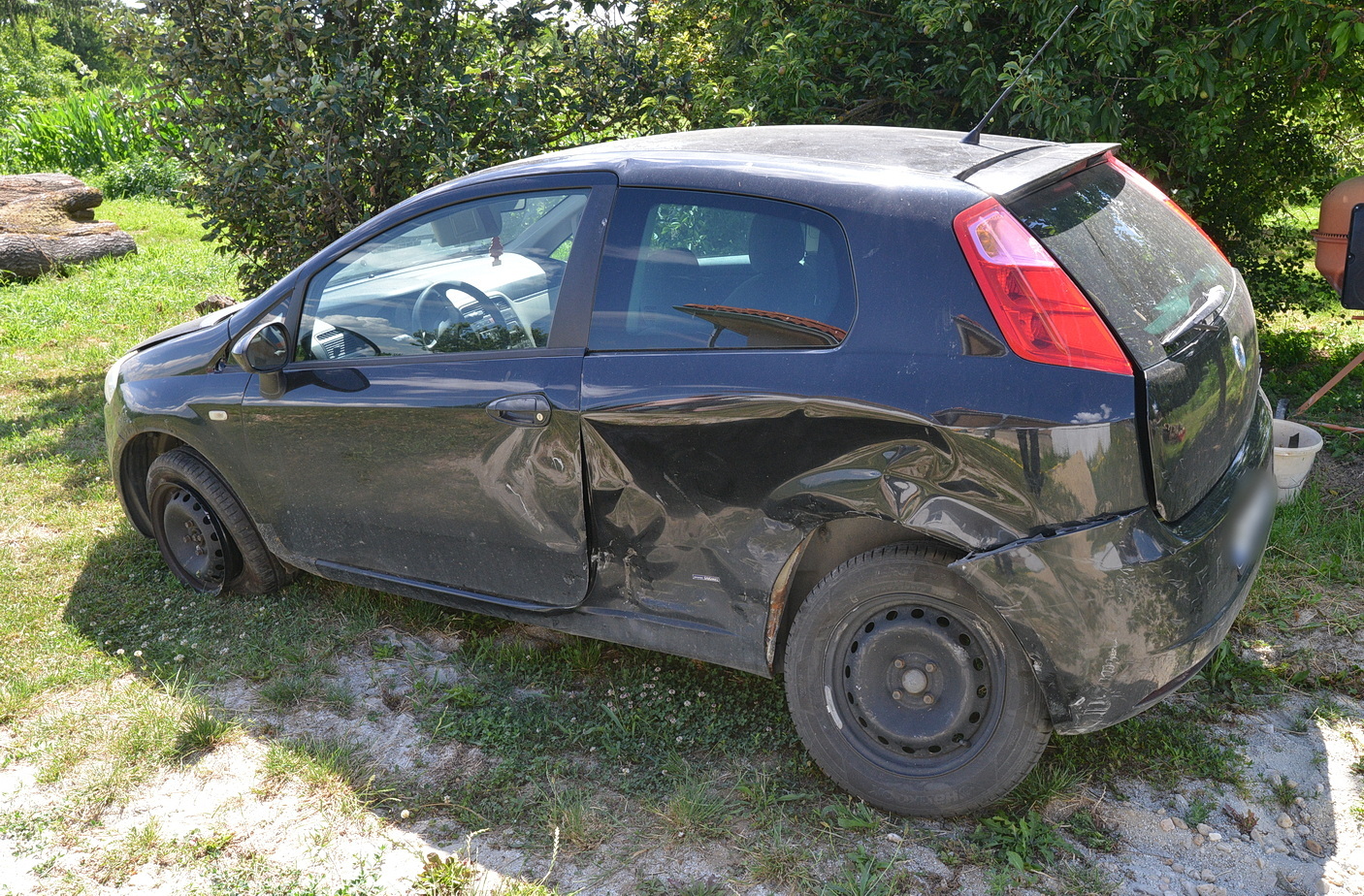 A szabályosan parkoló Fiat oldalának egy Mazda ütközött Sorokpolányban
