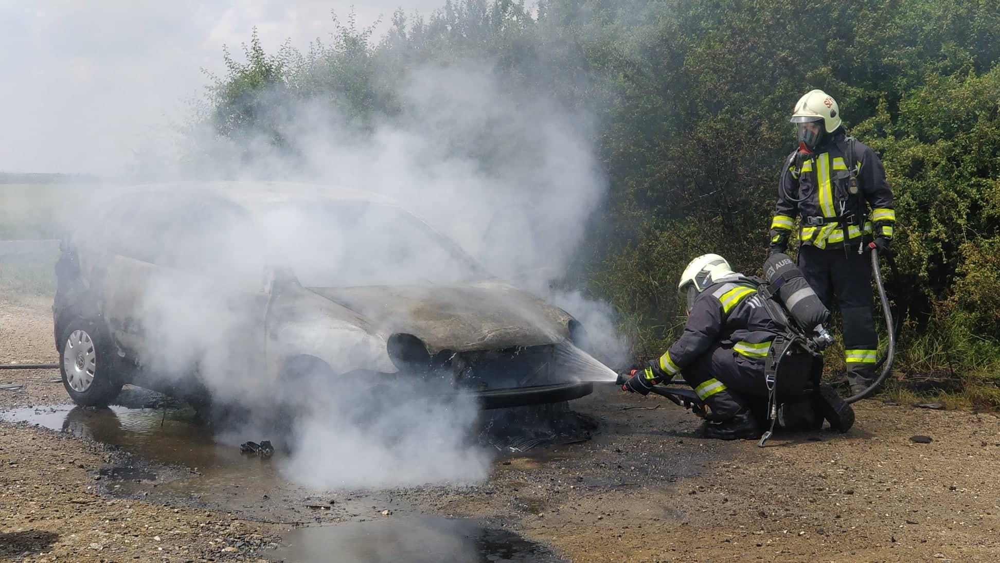 Kiégett egy VW a 87-es főúton, Gencsapáti közelében