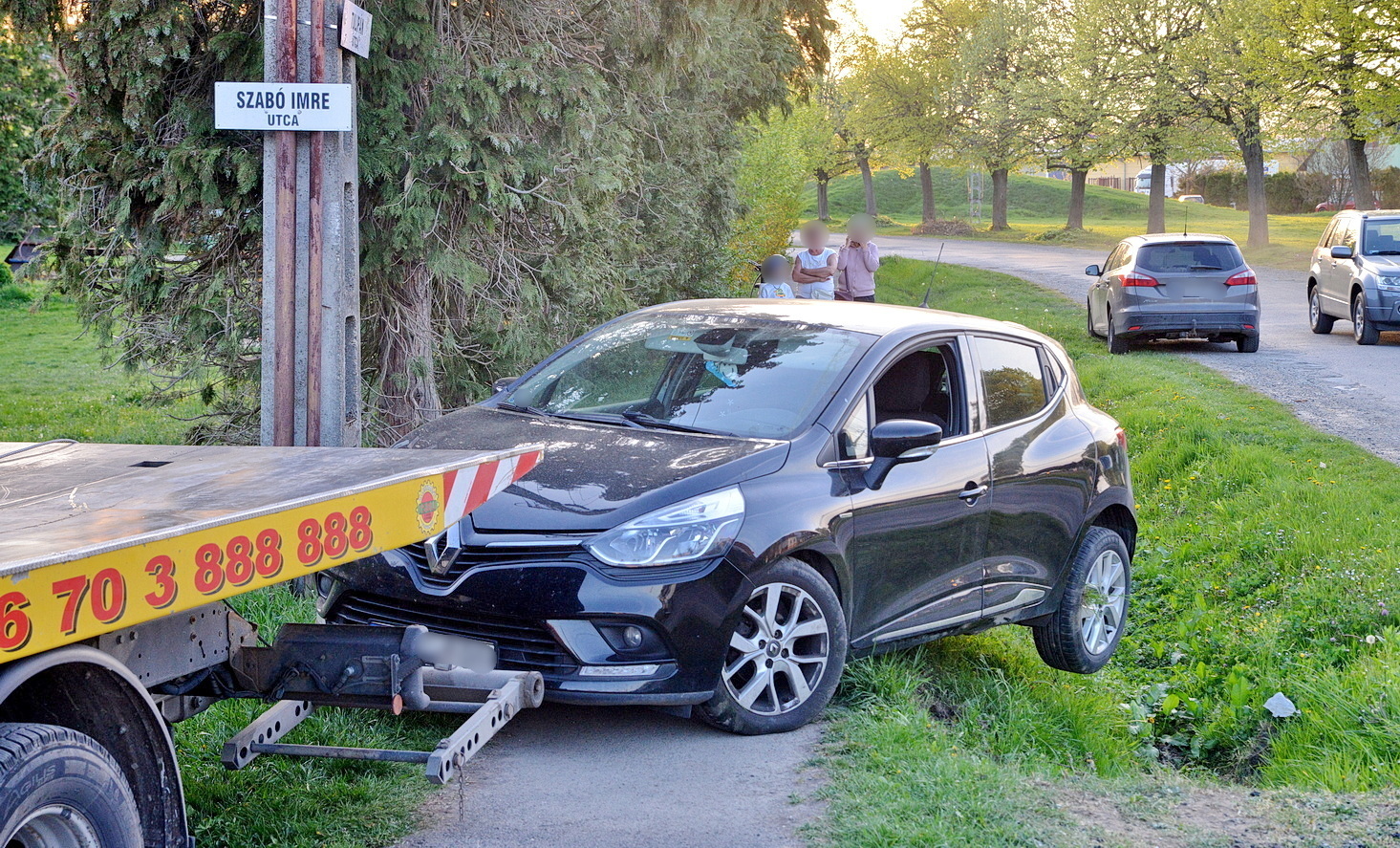 Nem állt meg a STOP-táblánál - árokba pördítette a Renault-t egy Toyota Szombathelyen