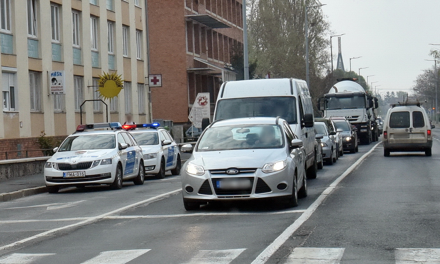 A Hunyadi úton a belváros felé tartó oldalon torlódás alakult ki.