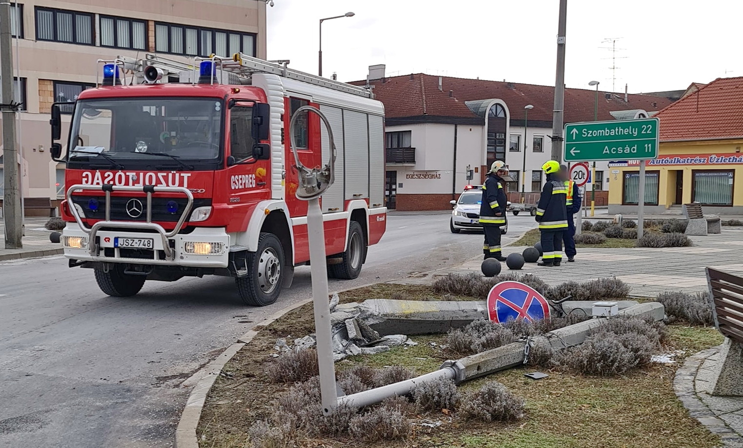 Ittas sofőr kamionja döntötte ki az oszlopot Fotó: Csepregi Önkormányzati Tűzoltóság
