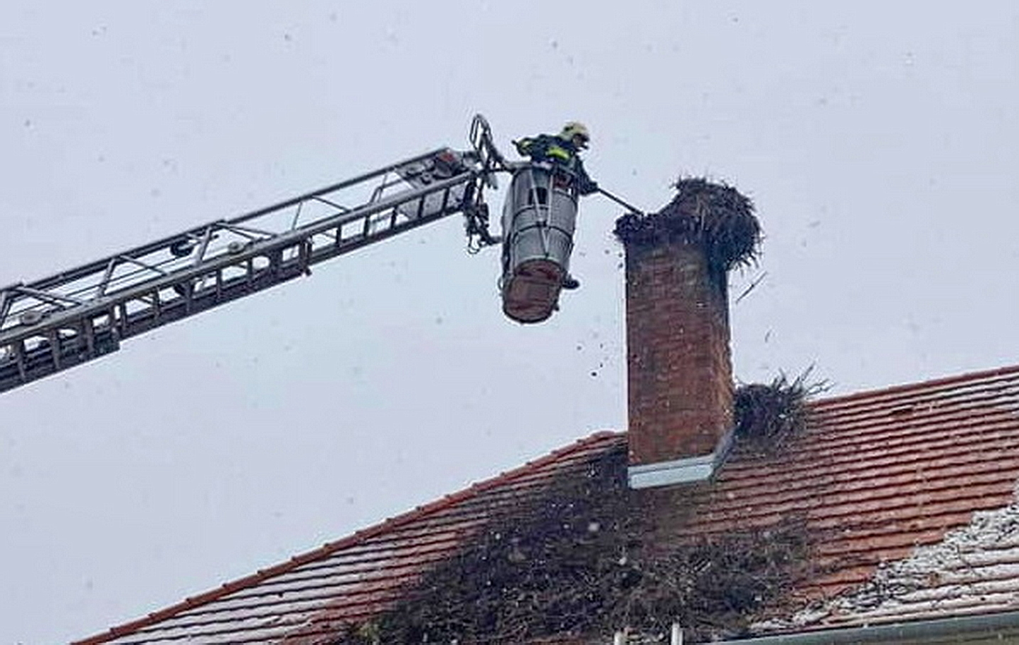Gólyafészek égett a nemescsói közösségi ház kéményén Fotó: Kőszegi Önkormányzati Tűzoltóság