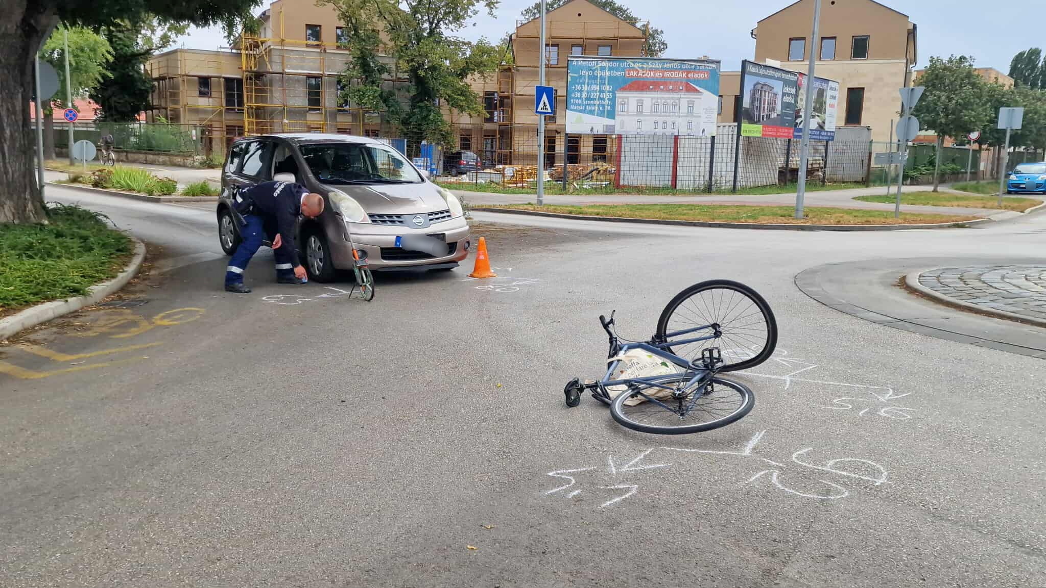 Körforgalomban hajtott kerékpáros elé egy Nissan Szombathelyen