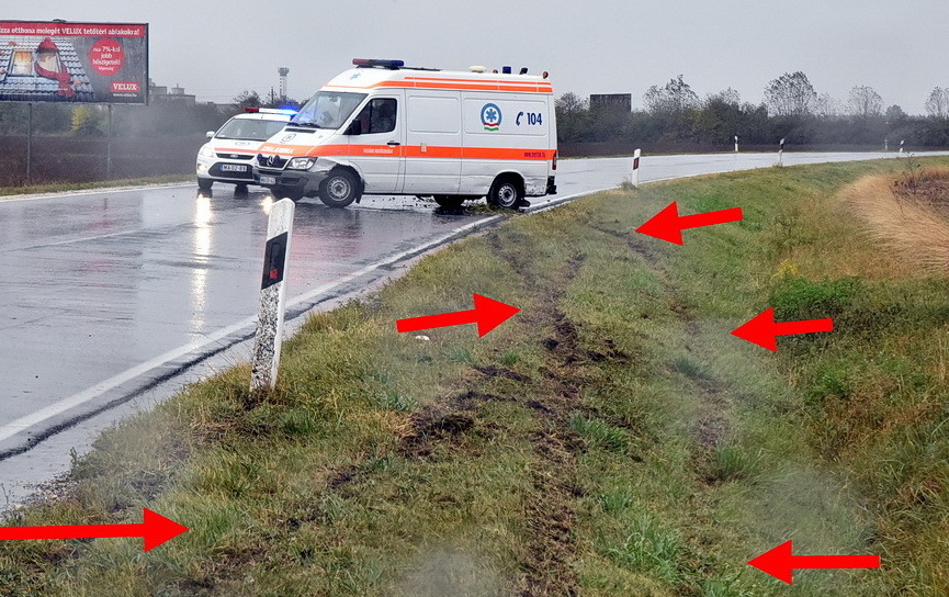 Sikerült visszakormányozni az útra a mentőt a felázott árokból