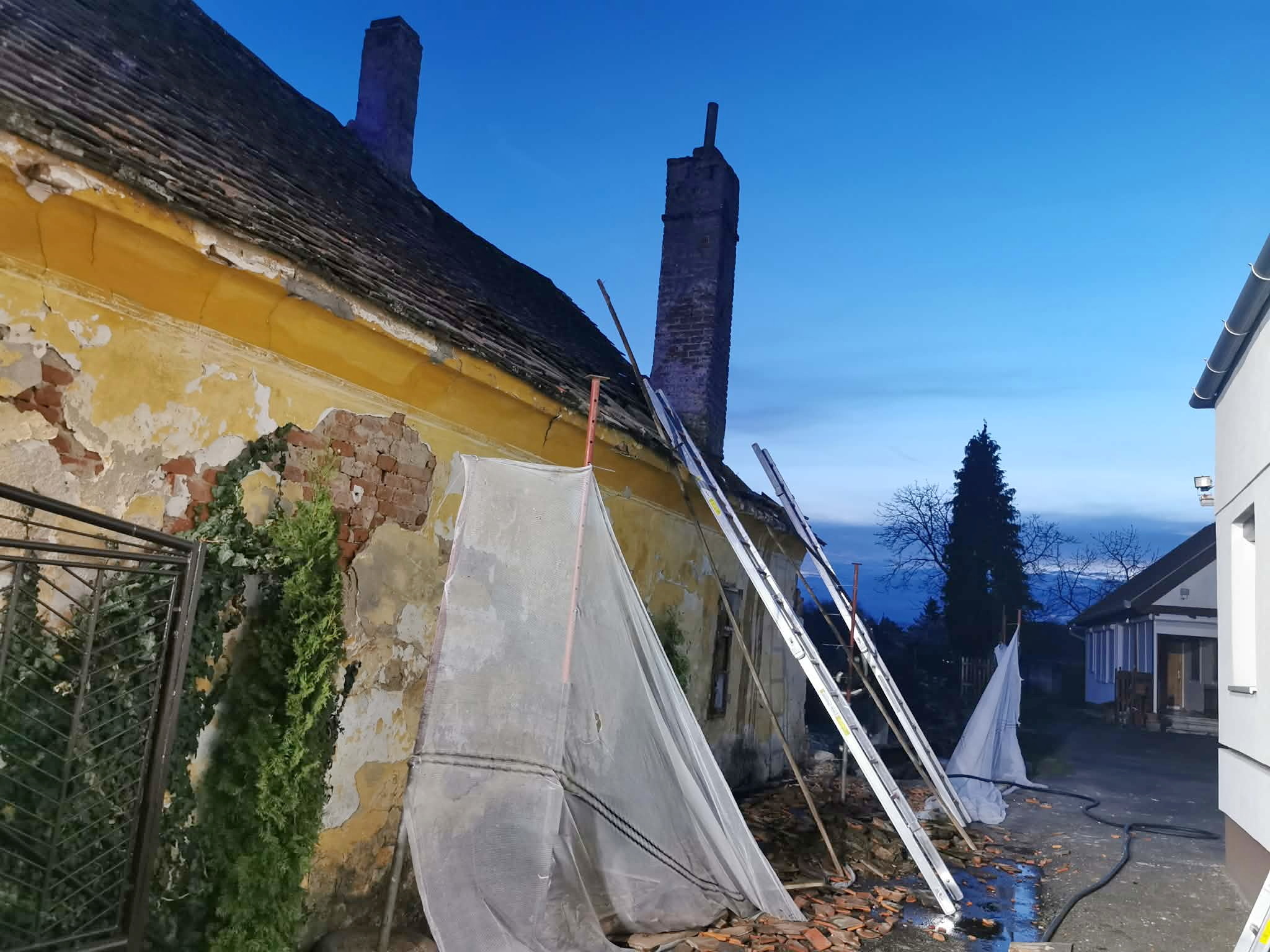 Lakatlan, bontás alatt álló házban keletkezett tűz Szombathelyen