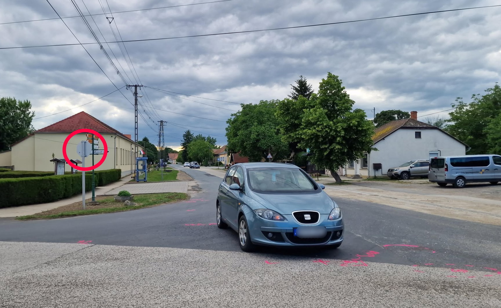 Tükörről lógó maszk takarta ki az érkező kerékpárost - Seat lökte fel Uraiújfaluban