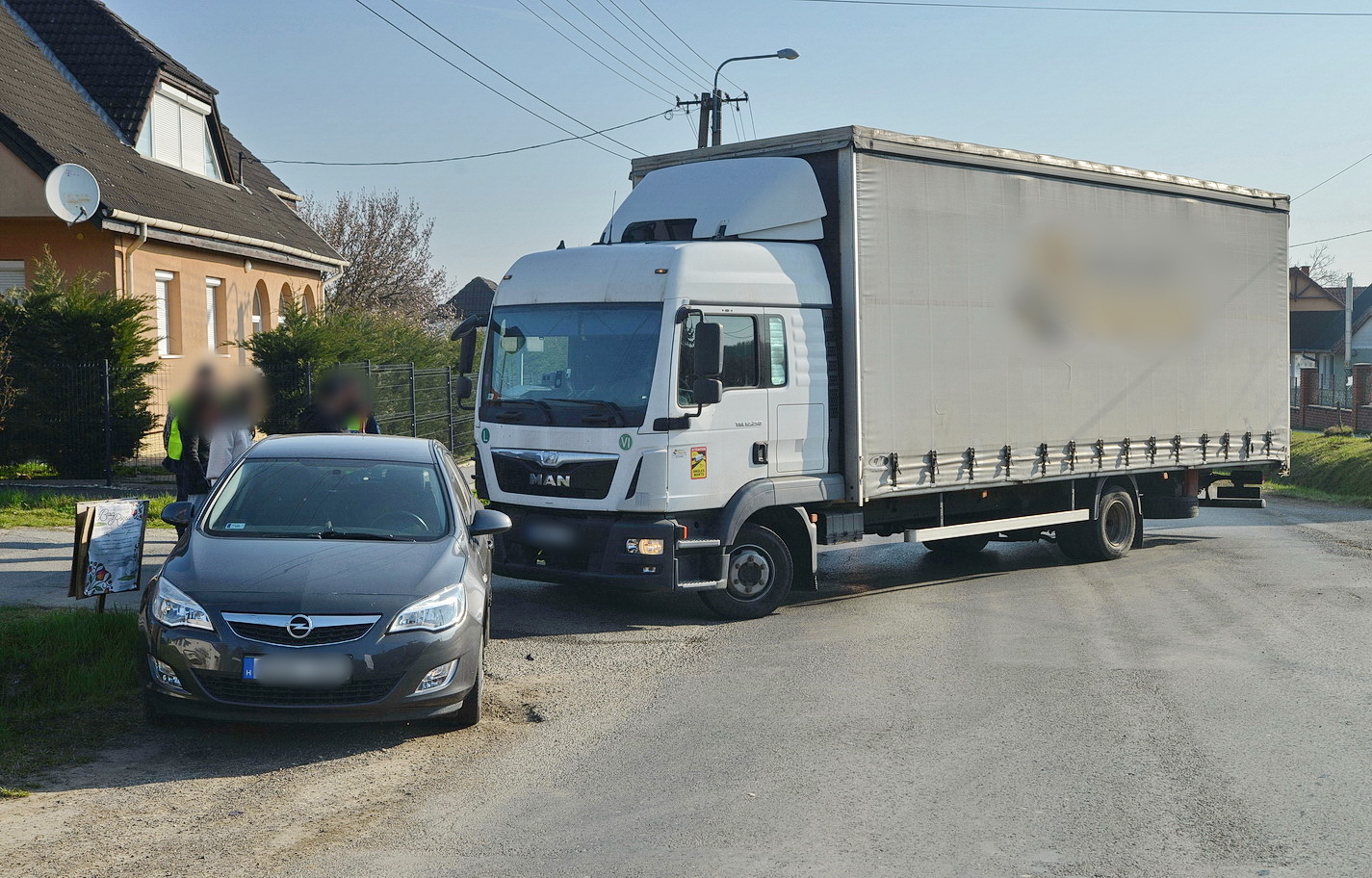 Egyik fél sem ismerte el a felelősségét a baleset okozásáért Toronyban - MAN kanyarodott Opel hátuljának