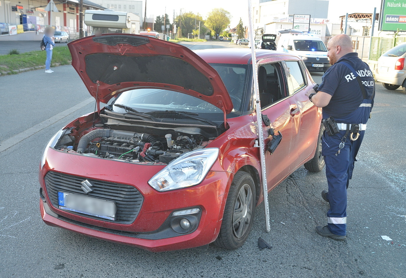 Felborította a Suzukit egy figyelmetlenül megforduló sofőr Opelja Szombathelyen - ismeretlenek a kerekeire állították az autót a rendőrség kiérkezése előtt