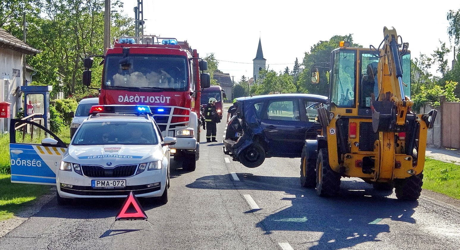 Citroen hajtott parkoló Renaultba a 834-es főúton, Nagysimonyi belterületén