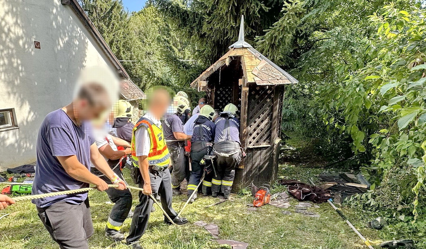 A gyerekek kisháznak hitték a kutat, egy kislány 7,5 métert zuhant Fotó: Kőszegi Önkormányzati Tűzoltóság