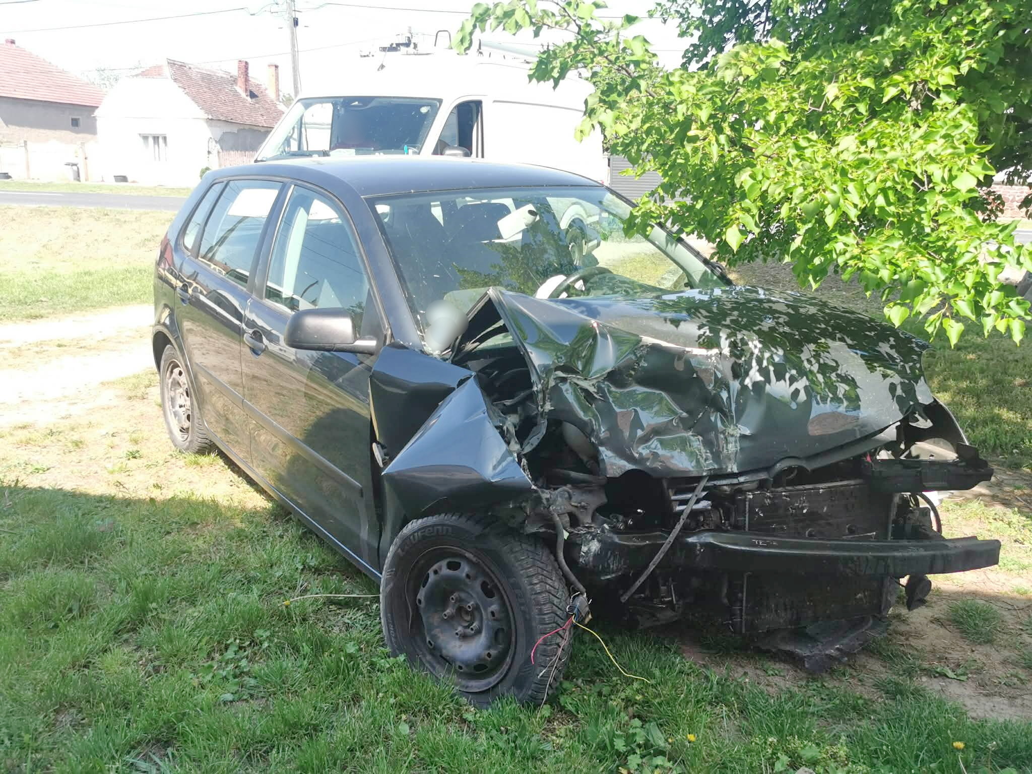 Az úti célja közelében aludt el a sofőr - VW ütközött lámpaoszlopnak Vámoscsaládon