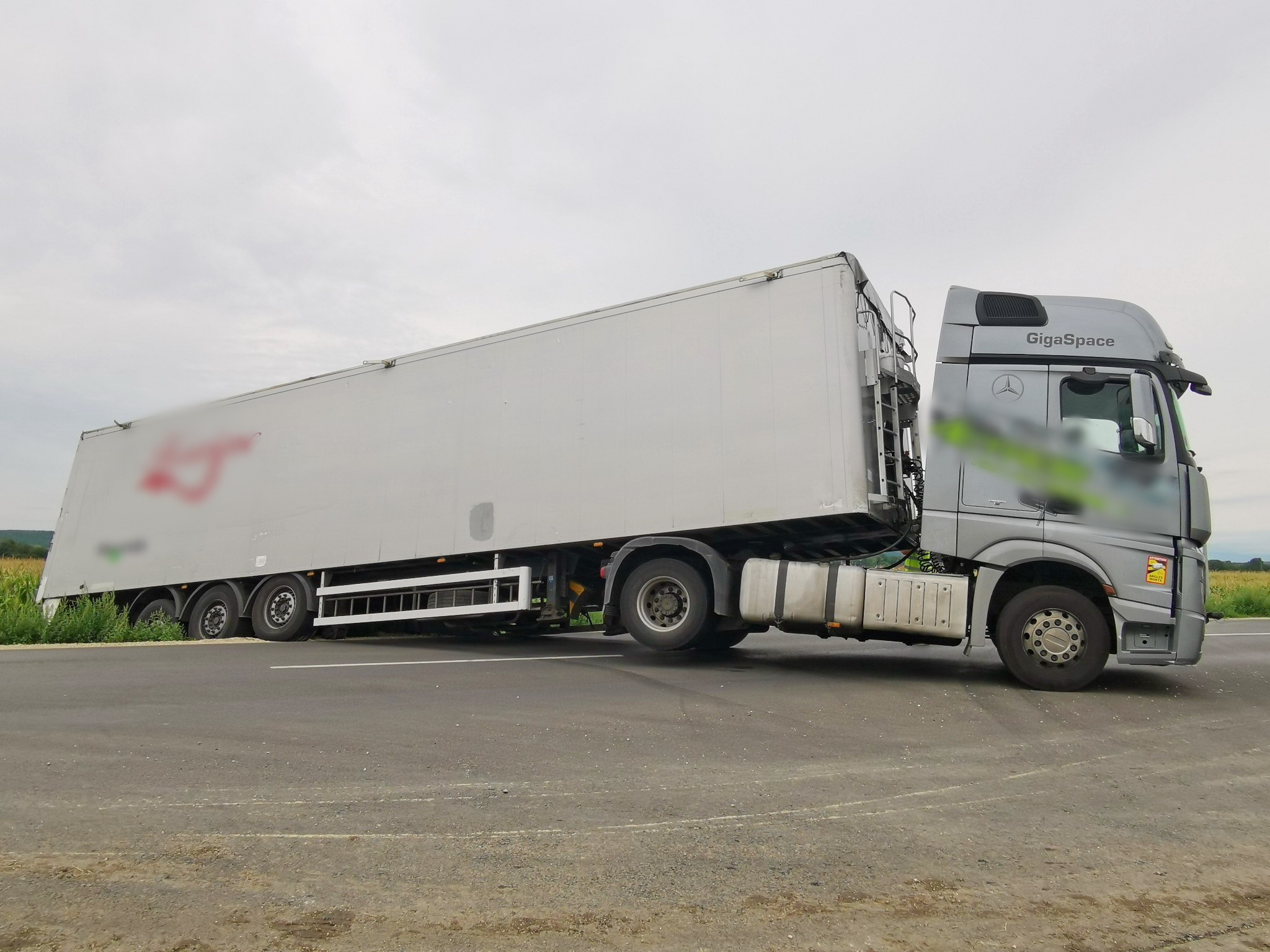 Kukoricásba tolatott Mercedes kamion okoz torlódást Bük közelében
