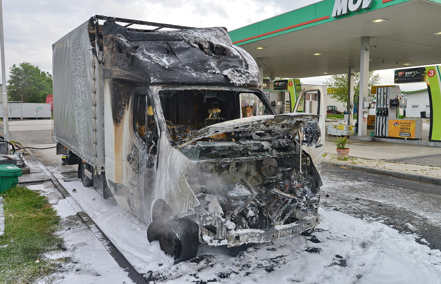 Kigyulladt egy horvát rendszámú kisteherautó motortere egy szombathelyi benzinkút parkolójában