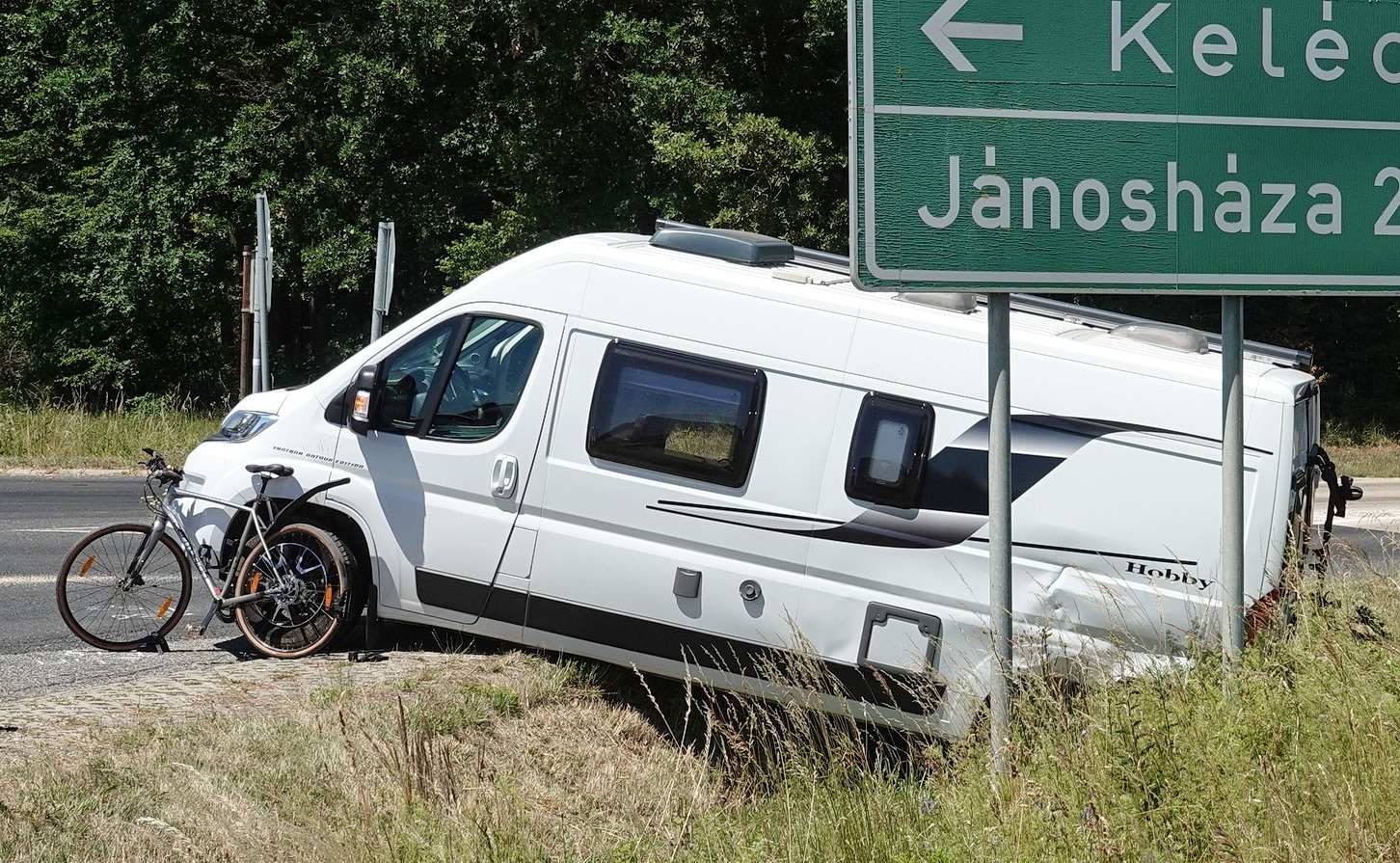 Citroen lakóautó hajtott Toyota furgon elé a 84-es főúton, a kelédi elágazóban