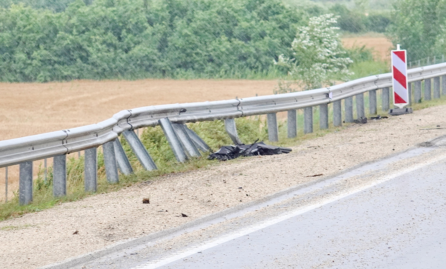 Felhőszakadáskor pördült meg egy Maserati az M86-os autóúton, Szelesténél