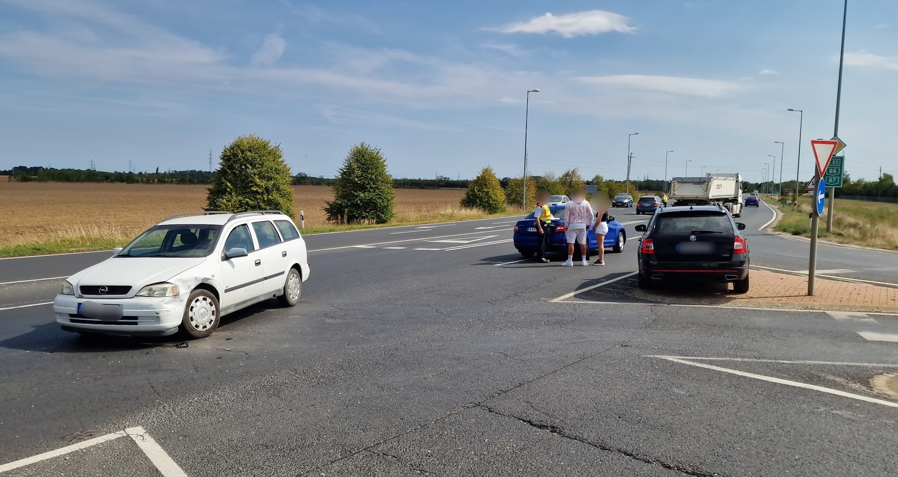Balra kanyarodó Skoda hajtott Opel oldalába a 86-os és 87es főutak közös szakaszán