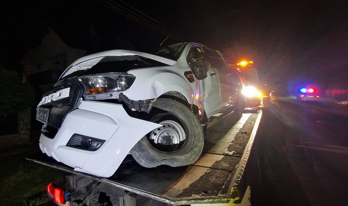 Parkoló autóval és betonoszloppal ütközött a sofőr autója Söptéen - hárman megsérültek