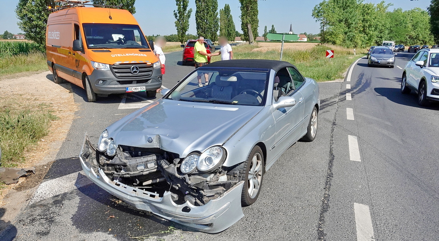 Elaludt a sofőr, oszlopnak hajtott egy Mercedes a 84-es főúton, Sajtoskál közelében
