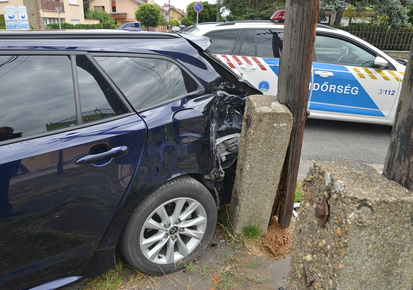 Villanyoszlopnak csapódott az Audi elé hajtó Toyota Szombathelyen - cserélni kell az oszlopot