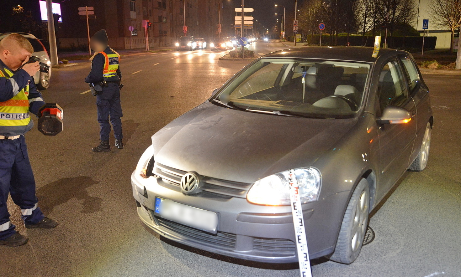 Telezöldnél kanyarodott robogó elé VW-vel egy fiatal sofőr Szombathelyen