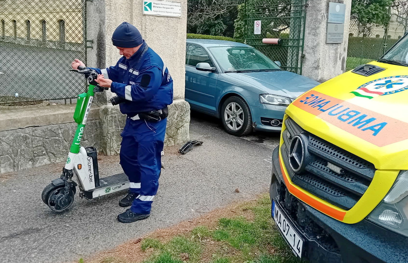 Utast és plakátot is vitt az Audival ütköző rolleres fiatal Szombathelyen - járdán történt a baleset