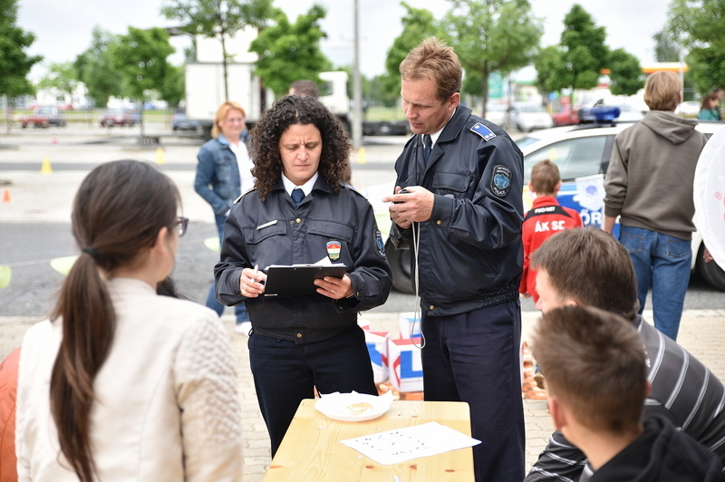 Közlekedik a család
