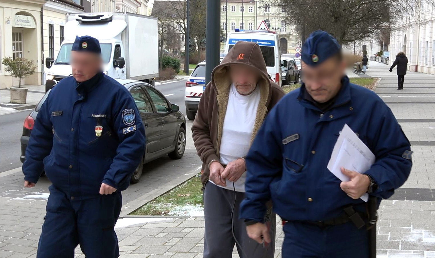 15 centiméteres pengehosszúságú késsel szúrhatta hátba az öccsét a gyanú szerint