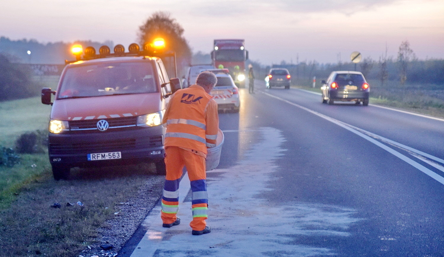 A Magyar Közút munkatársa felitatta a szennyeződést