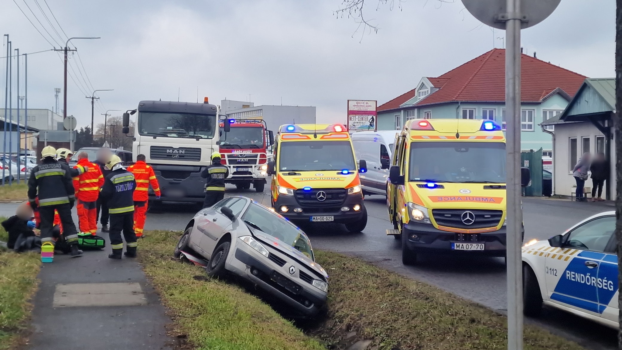 Konténerszállító MAN elé hajtott egy Renault Szombathelyen Fotó: Tánczos Mihály