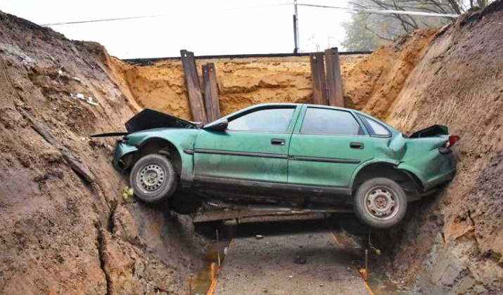 Munkagödörbe zuhant autó a 48-as főúton, Haláp és Debrecen között