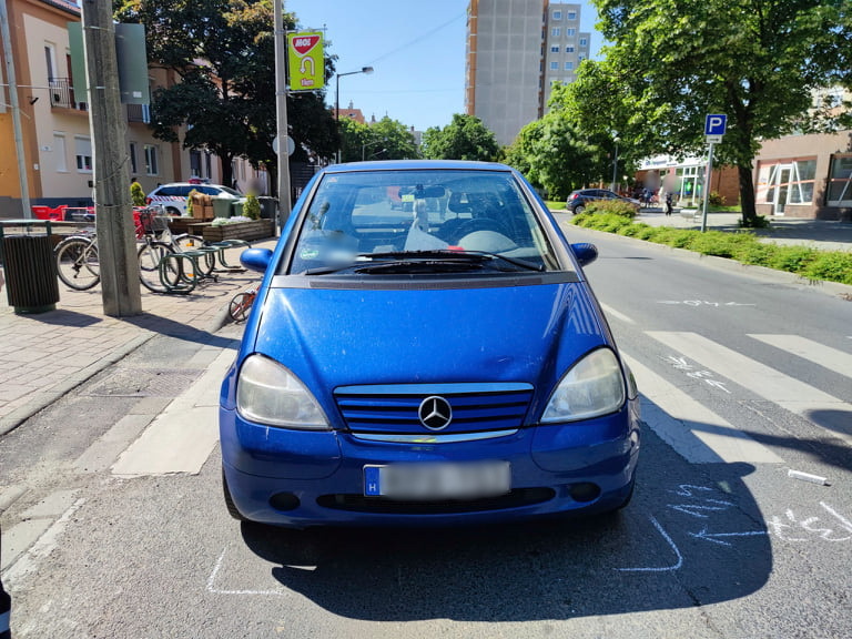Idős asszonyt ütött el gyalogátkelőhelyen egy Mercedes Celldömölkön