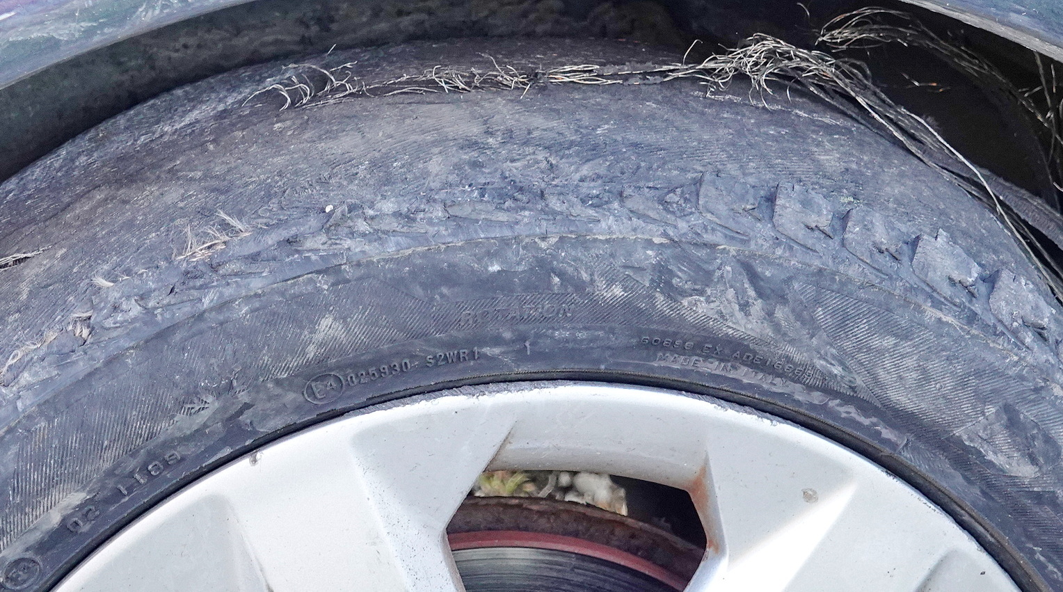 Defekt után szalagkorlátnak ütközött egy Opel az M86-os autóúton, Répcelak közelében