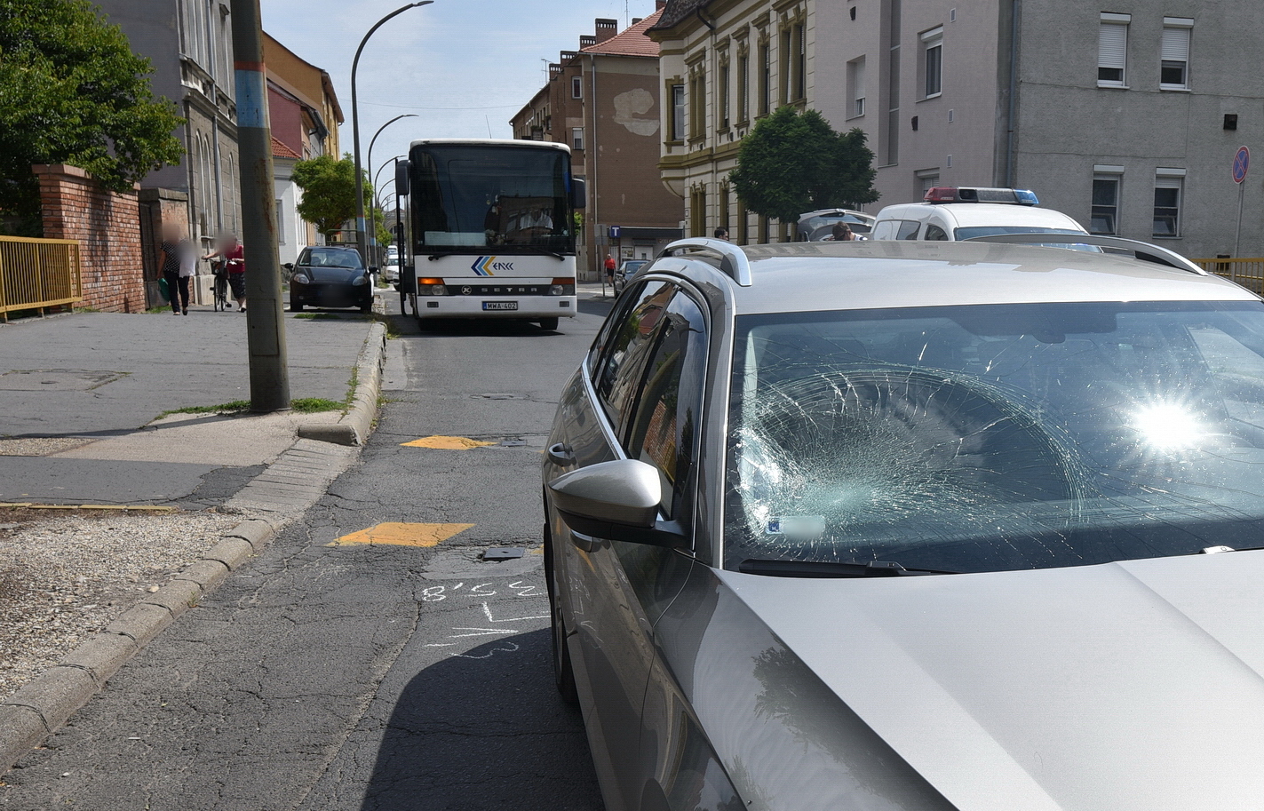 Idős kerékpáros tekert Skoda elé Szombathelyen