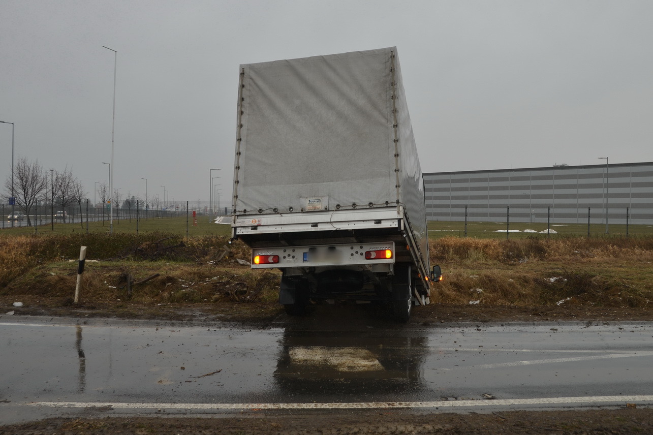 Körforgalomból az árokba hajtott egy kisteherautó a 86-os főúton