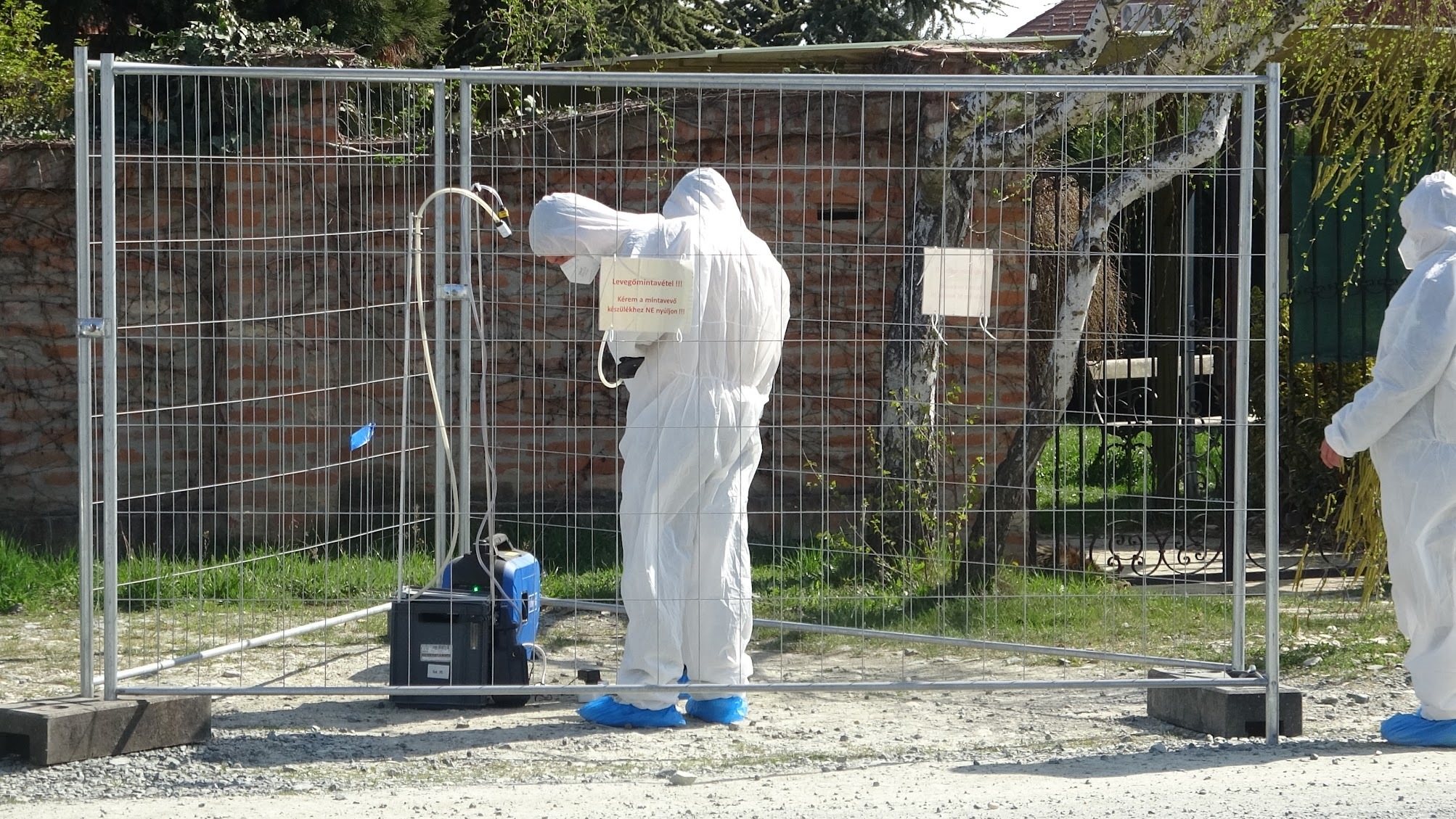 Azbesztszennyezés miatti mintavételezés a szombathelyi Síp utcában Fotó: Tánczos Mihály / 112Press