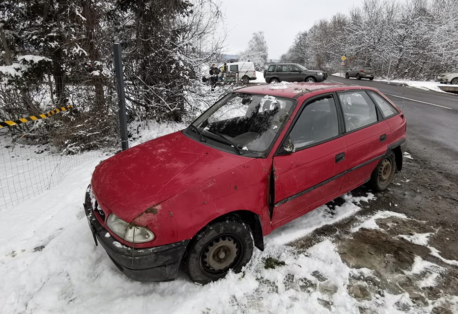 Tényleg nem tűnik úgy, mint ha felborult volna az Opel, de emiatt még nem kellene idiótázni