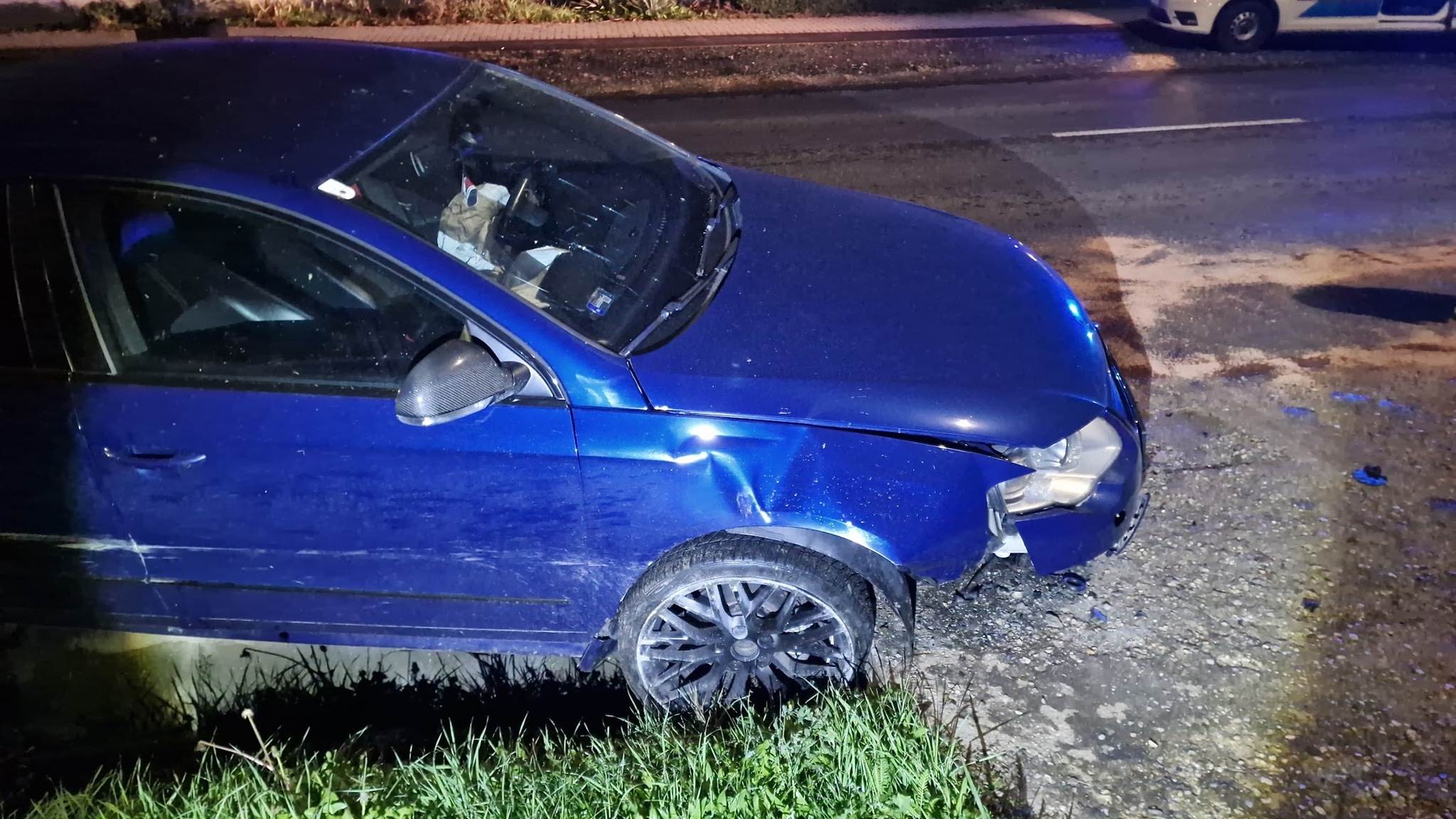 Vízelvezetőbe hajtott egy Volkswagen Sében - megsérült a sofőr