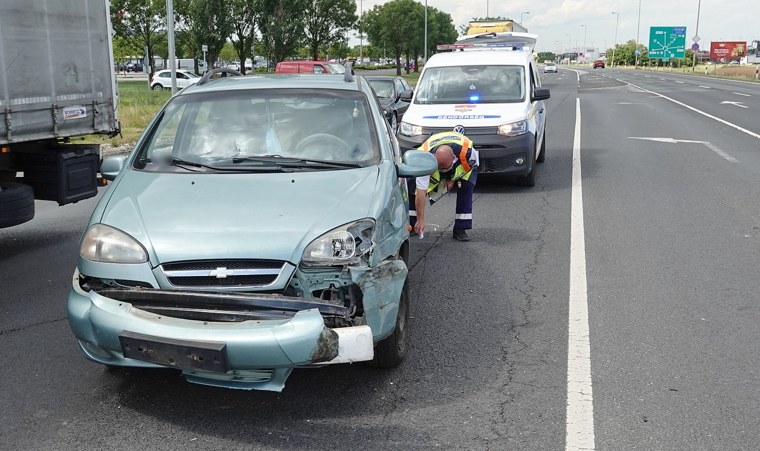 Kis sebességgel sorolt volna a belső sávba a 86-oson, Daciának ütközött egy Chevrolet Szombathely határában