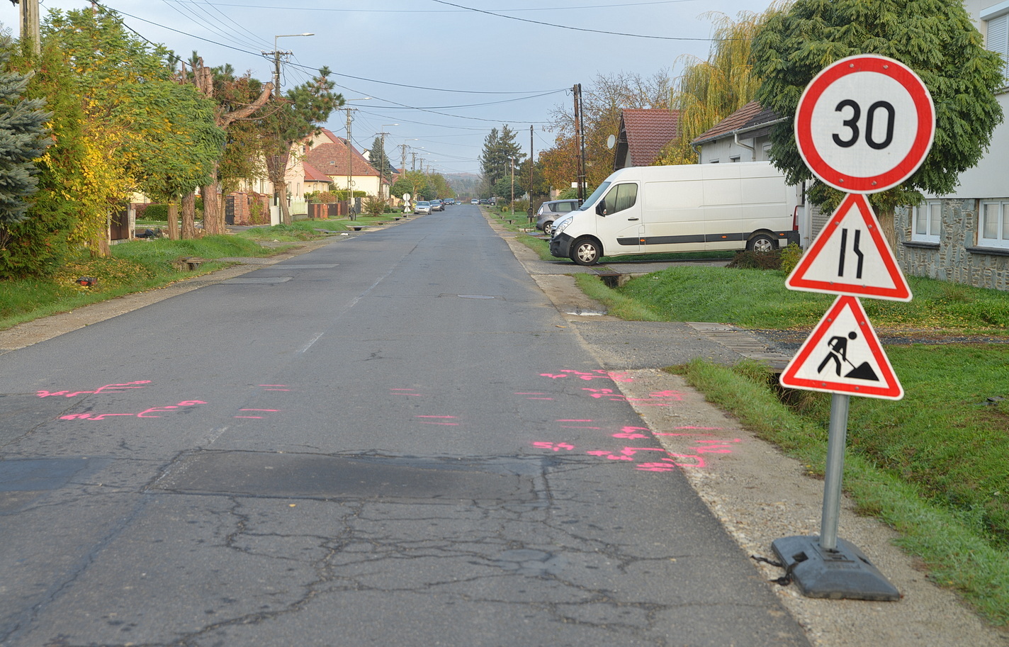 A sofőr autója átugratott az árkon és parkoló Fordnak ütközött