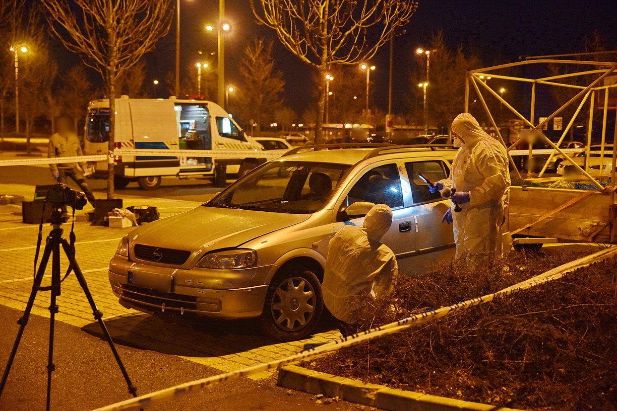 Nyomrögzítés a hipermarket parkolójában - Fotó: Tánczos Mihály