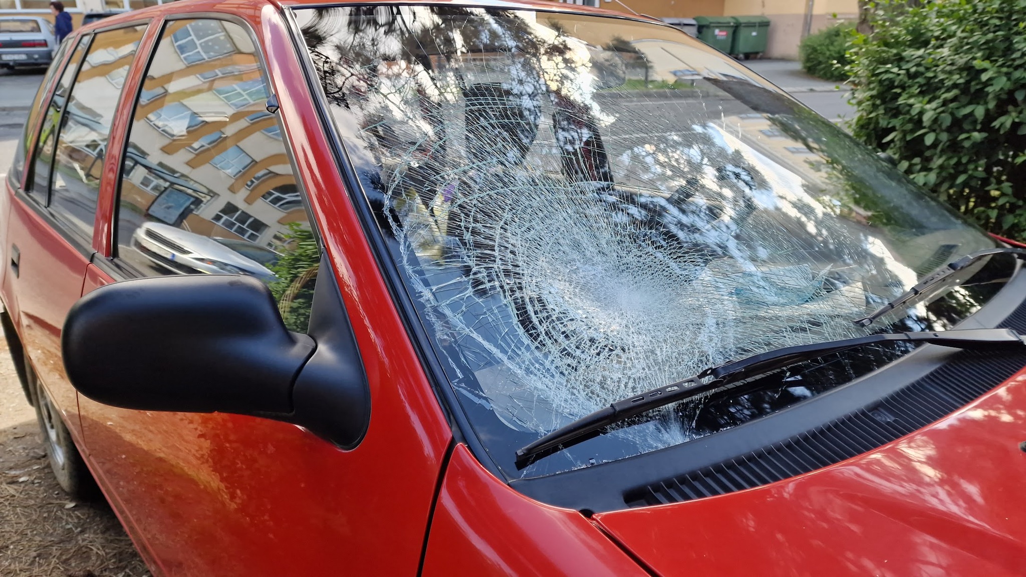 A Suzuki szélvédőjét betörte az elütött gyalogos teste