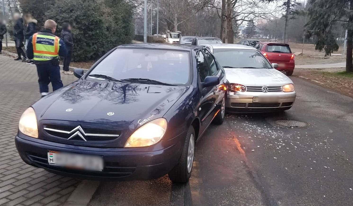 Parkolóból hajtott ki egy autó - fékező Citroennek ütközött egy VW