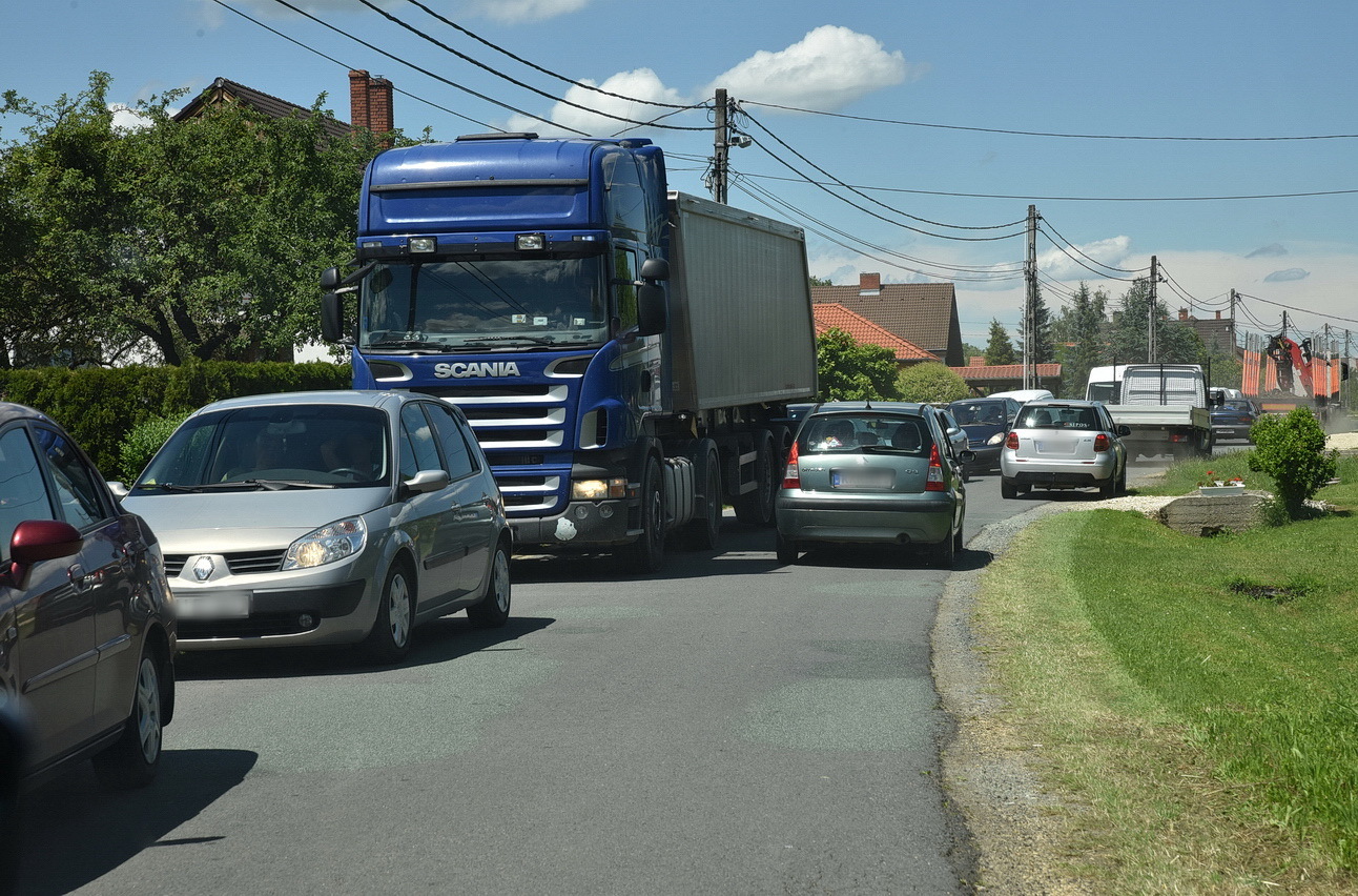 Torlódás a faluban a 87-esről leterelt forgalom miatt