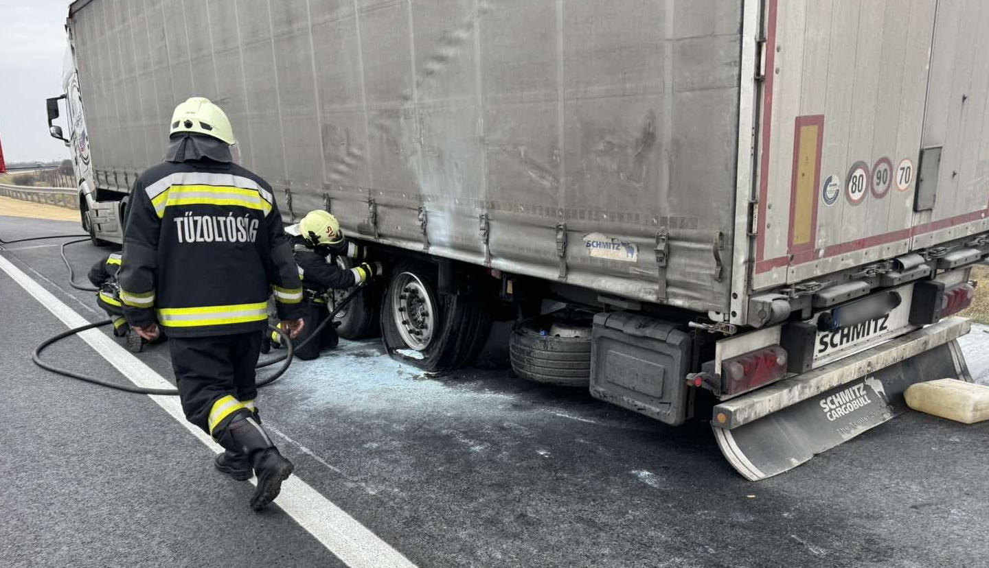 Szlovák rendszámú kamion tengelye füstölt az M86-os autóúton Fotó: Szuhogyi Szabolcs tű.főtörzszászlós/Sárvár HTP